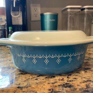 Pyrex 043 Garland Snowflake 1.5qt Oval Casserole Dish Blue & White w/ White Lid